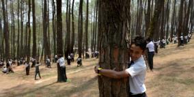 النيباليون يحتضنون الأشجار