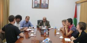 قلقيلية : نائب المحافظ يطلع وفدا أوروبيا على واقع المحافظة