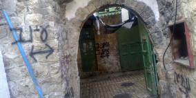 المستوطنين يشوهون التاريخ في الخليل القديمة