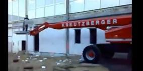 بالفيديو .. رافعة تمهل شابا اعتلاها فرصة ثم تقذفه في الهواء