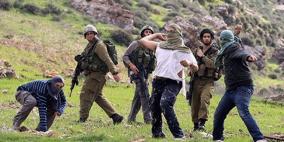 مستوطنون يمزقون بيوتا بلاستيكية زراعية غرب بيت لحم