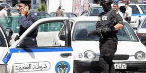 سائق يخلع ملابسة احتجاجا على مخالفة سير