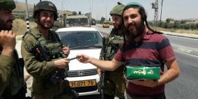مستوطنون يتبادلون الحلوى عقب قتلهم فلسطينيا في حوّارة