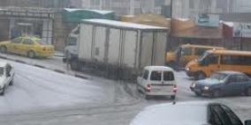 الثلوج تتساقط على محافظة الخليل والرياح تقتلع خيم البدو في مسافر بني نعيم ويطا