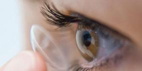 استعمال العدسات اللاصقة لمدة طويلة يضعف الإبصار