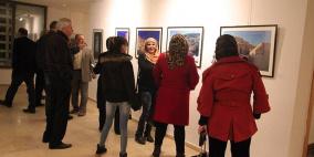 معرض رجلين طوال في مركز السلام بيت لحم‎