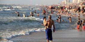 جدول للسباحة على شاطىء بحر غزة