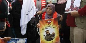 اعتصام تضامني ومسيرة نسائية احتجاجا على ما يعانيه الأسرى في سجون الاحتلال أمام الصليب الأحمر