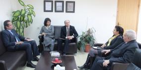 أبو رمضان يطالب الدول المانحة بالعمل على زيادة المساعدات والوفاء بالتزاماتهم