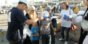 شركة الاتصالات الفلسطينية "بالتل" توزع عشرات الآف القبعات على رواد الاقصى في الجمعة الاخيرة من رمضان