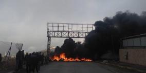 شبان من مخيم الجلزون يغلقون شارع رام الله- نابلس في الاتجاهين