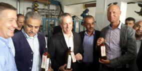 زيارة القنصل الامريكي لمعصرة زيت في سبسطية مع وزير الحكم المحلي