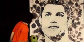 هما يرسمان فنون "الكرة" .. وهو يرسمهما "فناً" بـ"الكرة"