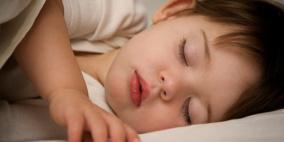 إجبار الأطفال على النوم في أوقات معينة يصيبهم بالأرق