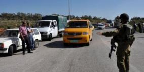 قوات الاحتلال تحتجز مواطنين على مدخل بيت امر شمال الخليل