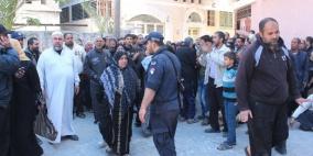 عشرات اللاجئين يحتجون رفضا لتقليص الاونروا مساعداتها شمال قطاع بغزة