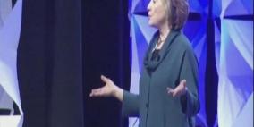 بالفيديو.. امرأة ترشق هيلاري كلينتون بحذاء