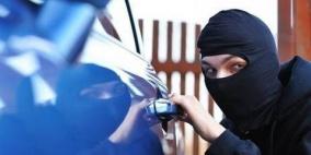 بالفيديو: لص يسرق غطاء محرك سيارة متوقفة أمام منزل صاحبتها