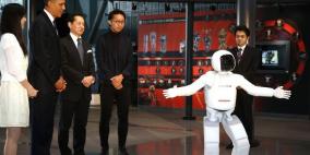 بالفيديو.. أوباما يلعب كرة القدم مع "روبوت "