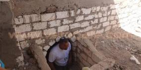 مسؤول مصري يفتح قبر والديه ويجلس معهما