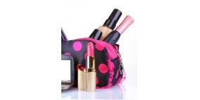 ماذا تحملين من مكياج في شنطة سفرك؟