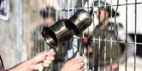 نادي الأسير: حوالي مئة أسير يخوضون الإضراب في السّجون