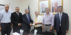 البنك الأردني الكويتي يتبرع بمبلغ مالي لصالح مختبر المكفوفين في جامعة القدس