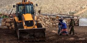 الاحتلال يخطر بهدم برك مياه في الأغوار الشمالية