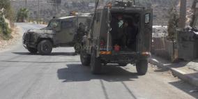 الاحتلال يغلق مدخل بلدة بيت أمر الرئيسي