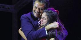 فتاة تقتحم المسرح وتبكي في حضن راغب علامة