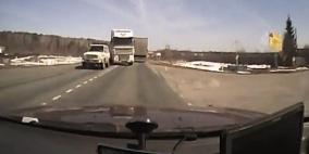 (فيديو)   حادثة سير مروعة تتسبب بوفاة سائق سيارة