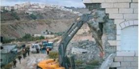 الاحتلال يخطر بهدم منزلين جنوب الخليل