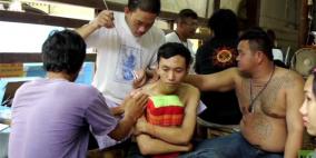 الآلاف يتجمعون في أحد المعابد التايلاندية من أجل الوشم الطارد للعنات (فيديو)