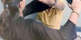 كويتية تنهال ضربا "بالحذاء" على زوجها ورفيقته