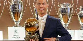 رونالدو يتوج بجائزة الكرة الذهبية