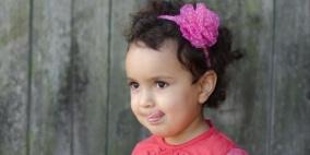 لماذا يثني الطفل لسانه عند التفكير؟