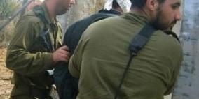 قوات الاحتلال تعتقل مواطنين في الخليل