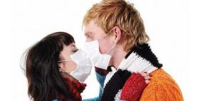 "مرض القبلة".. يطال ثلثي سكان الأرض