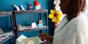 زيمبابوية تحول نفايات الورق إلى أعمال فنية