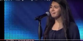 بالفيديو.. الطفلة الفلسطينية ميرال عياد تبهر "ذا فويس" في بدايته