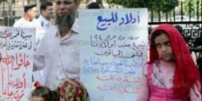 رجل يعرض بناته للبيع أمام مبنى مجلس الوزراء في القاهرة