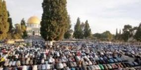 مئات المقدسيين يُصلّون الفجر في الشوارع والاحتلال يحول القدس الى ثكنة عسكرية