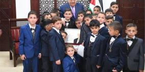 الرئيس يستقبل بمقر الرئاسة وفدا من الأطفال الأيتام