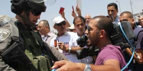 جنود الإحتلال اعتدوا اليوم على عشرات الصحافيين خلال محاولتهم الدخول للقدس في اليوم العالمي لحرية الحركة للصحافيين على حاجز قلنديا