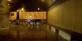 شاهد بالفيديو.. شاحنة تصطدم بجدار نفق في موسكو