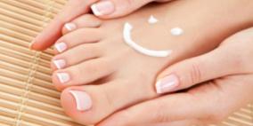 طرق وعلاجات منزلية رائعة تخلصك من جفاف وتشقق القدمين