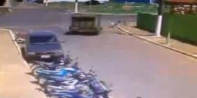 بالفيديو .. عربة تصدم سيارة بعد إفلاتها من جرار