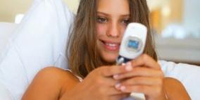 علماء: التحدث بالهاتف المحمول قبل النوم يسبب الأرق