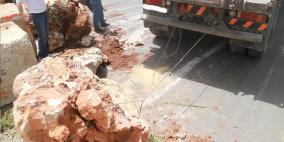 قوات الاحتلال تغلق مدخل بلدة دير جرير .. وأهالي البلدة يعيدون فتح الطريق