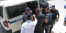 شرطة الخليل تضبط سلاحا ناريا وتقبض على شخصين